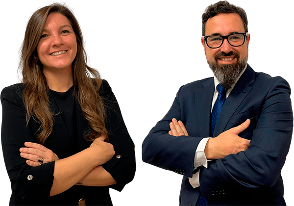 Dos profesionales sonriendo con los brazos cruzados.