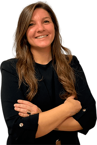 Mujer sonriente con brazos cruzados sobre fondo verde.